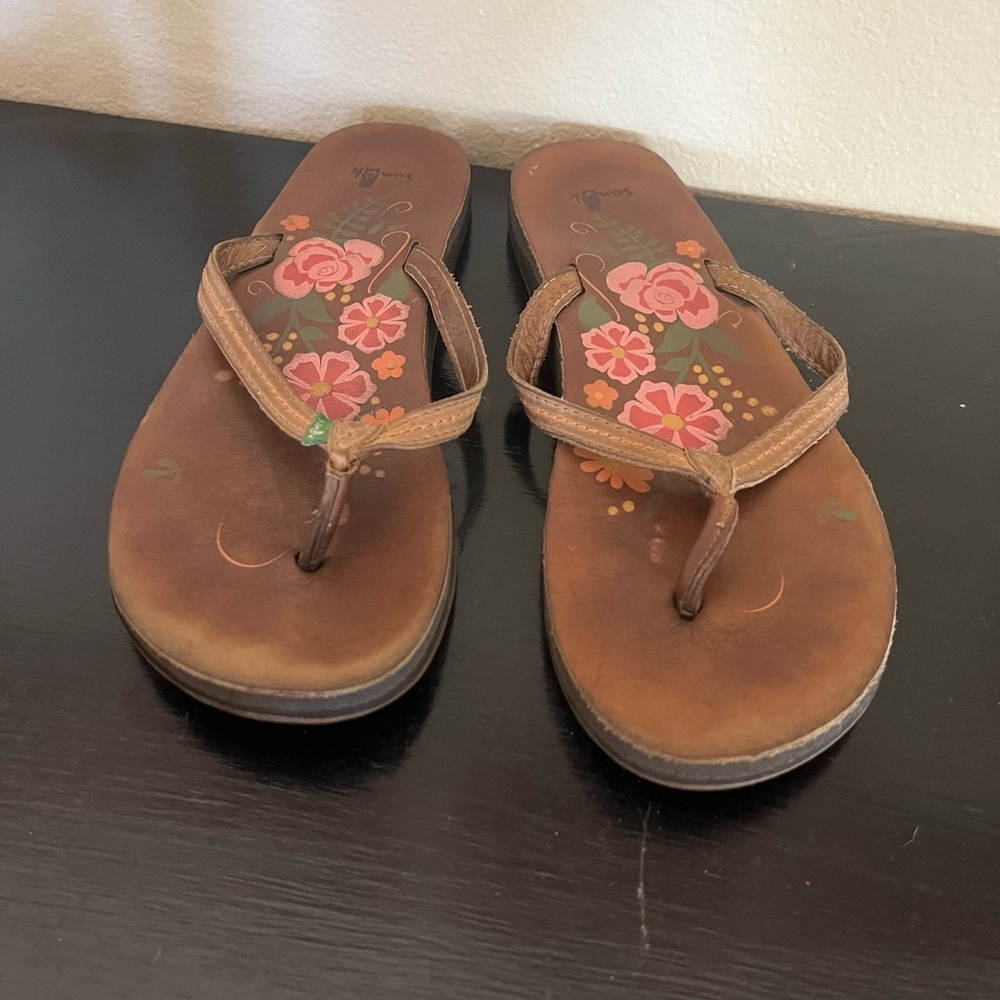 Sanuk sandals size 8